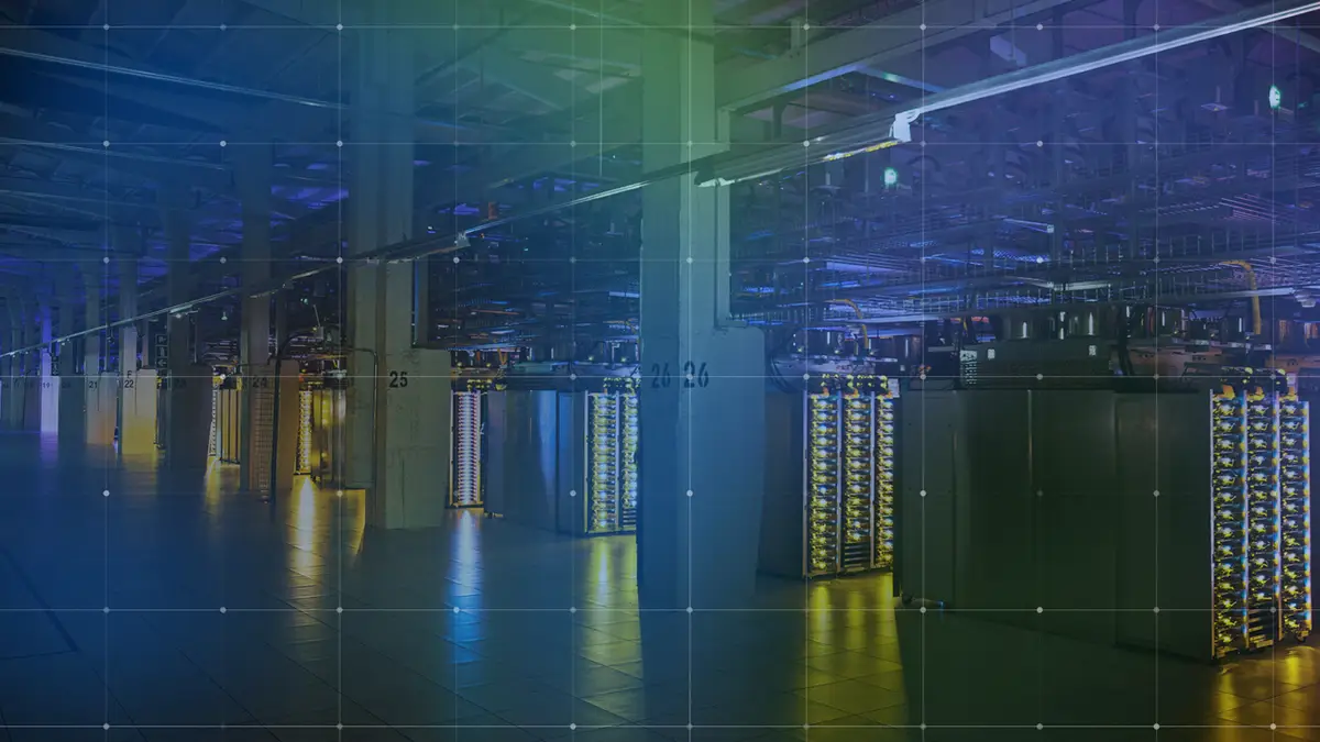 Emerald AI・Google・NVIDIAが「AI Energy Management Alliance(AEMA)」を設立──AIデータセンターを「電力を柔軟に減らせる資源」として電力網につなぐ。負荷の移動・蓄電・併設発電で系統の逼迫に応じ、接続前にライドスルー・抑制・緊急応答の義務を定め、検証可能な柔軟性を約束した事業者には速い接続経路を