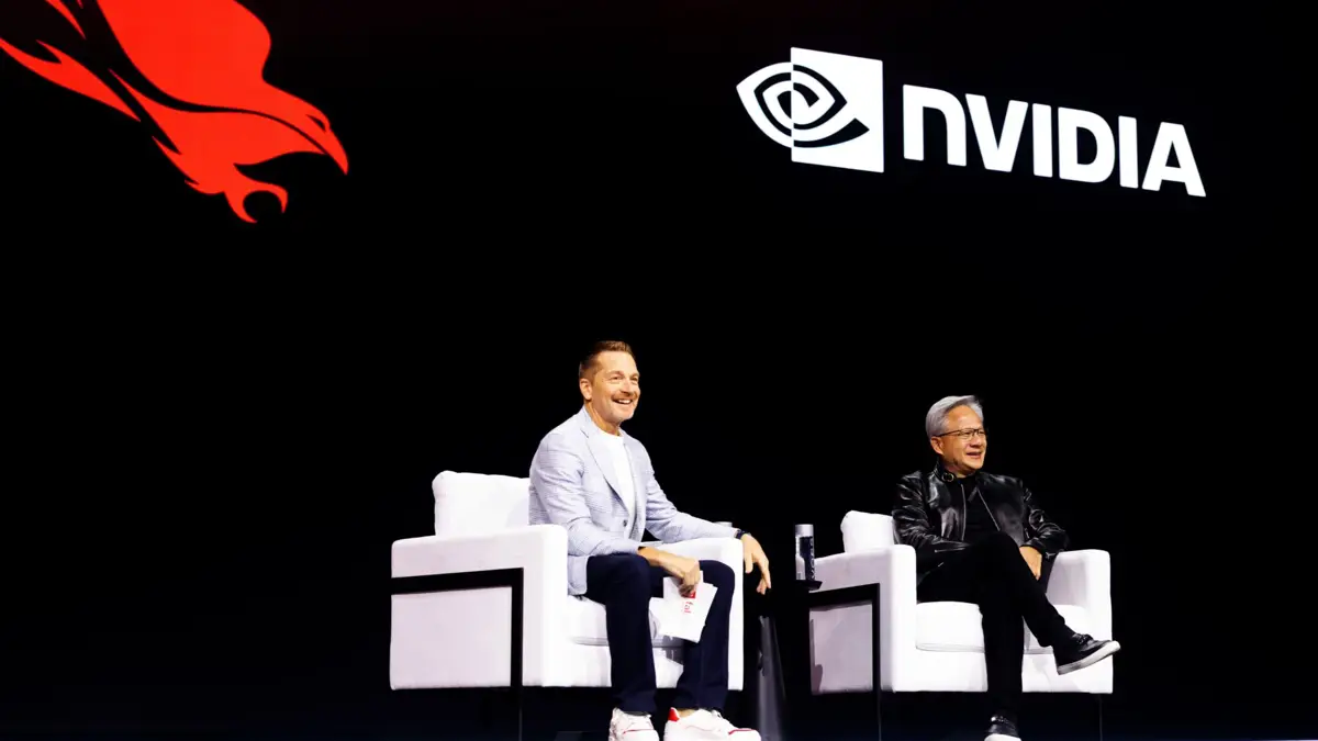 CrowdStrikeとNVIDIA「SafeMind」──攻撃側と防御側のAIが同じ環境で互いに挑み合う「共進化ループ」を製品に。防御モデルはオープンなNemotronを脅威データで追加学習（Nemotron 3 Ultraが指揮）、社内評価では最前線モデルより高精度で費用99%減。NVIDIA自社ネットワークのデジタルツインで赤・青を対戦。AI攻撃は前年比89%増、最速侵入27秒の記事画像