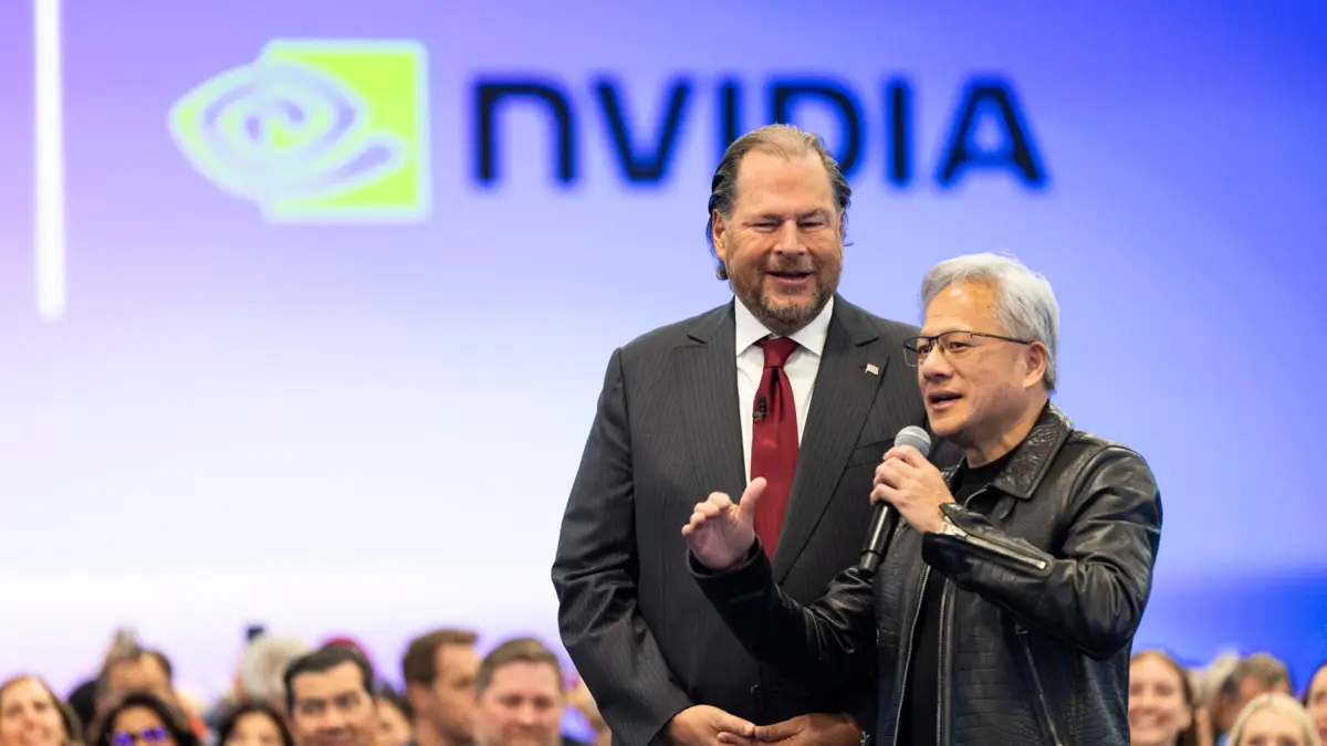 Salesforce初のCRM推論モデル「Koa」──NVIDIA Nemotron 3 Superを約30年分のCRM展開から作った合成データで追加学習（顧客データは「1バイトも」使わず）、重みは自社が保持。CRM Benchで主要モデルと同等以上、誤りは3分の1。10月にF1・Xeroなどで顧客パイロット、冬に米国で一般提供。Huang氏「速さと安全は偽の二択」の記事画像