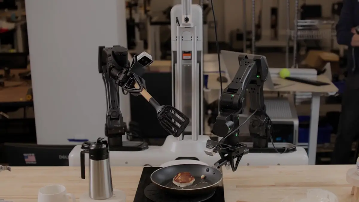 Skild AI「S1」──1本の実演動画だけで未知の長い作業を覚えるロボット基盤モデル。重みを更新せず文脈内学習で最大10分の作業（鉢植え・パンケーキ・ハンドドリップ・キット組立）、新しい多段作業の各段の成功率約66%（同種のAIは9%）、動画1本≒訓練例約380件。年商1億ドル水準に初配備から10か月、Foxconnと共にBlackwellの組立に投入