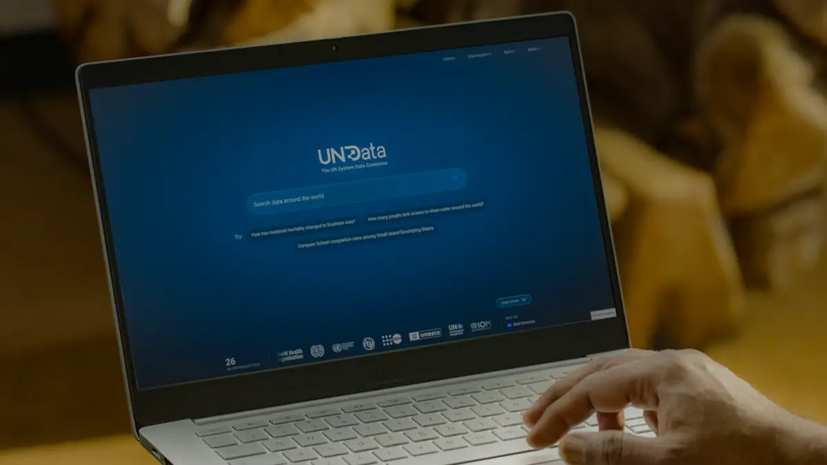 国連システムが「UN System Data Commons」を公開──GoogleのData Commonsを土台に、各機関で形式の違った統計を1つのAI対応の知識グラフに統合。自然言語で「農村の水へのアクセスは就学率にどう影響するか」と聞けば図表が返り、MCPでAIエージェントが公式数値を直接取得。2027年までに国連統計データセットの80%を収録の記事画像