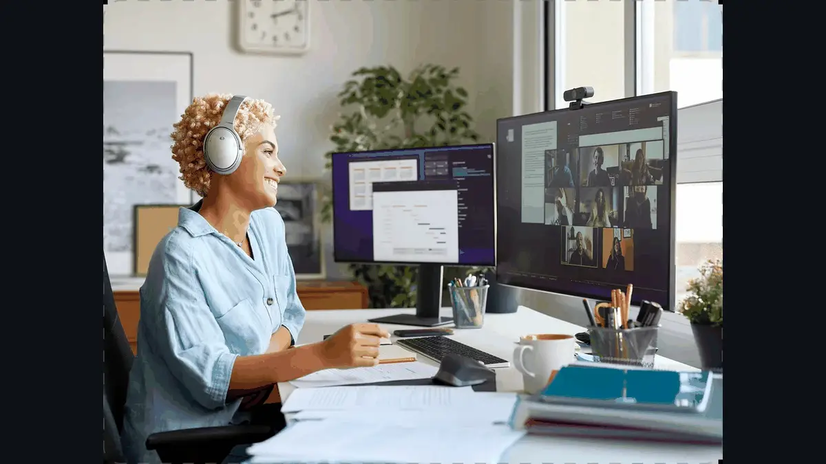 Zoom（ズーム）画面共有のやり方──ミーティング画面の「共有」を押して画面かウィンドウを選ぶだけ、無料のベーシックでも使える。スマホ・音声・共有できない時の設定と、AI要約（旧AI Companion）での扱い【2026年10月版】の記事画像
